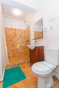 ママイア・ノルドにあるSorriso Mamaia Nordのバスルーム(トイレ、洗面台、シャワー付)