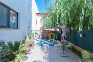 a backyard with a pool and a play house at Sorriso Mamaia Nord in Mamaia Nord