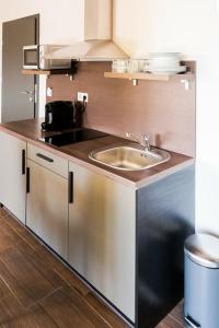 Kuchyňa alebo kuchynka v ubytovaní Balkon Apartmanház Panzió