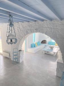 ein Wohnzimmer mit einem Sofa und einem Tisch in der Unterkunft Villa Casa De Blue in Mykonos Stadt