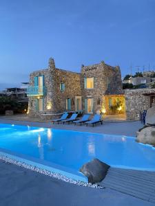 eine Villa mit einem Pool vor einem Gebäude in der Unterkunft Villa Casa De Blue in Mykonos Stadt