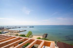 una vista dell'oceano da un balcone di Villa Tuna a Sveti Vlas Altre 17 foto