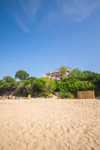 vista su una spiaggia sabbiosa con una casa sullo sfondo di Villa Tuna a Sveti Vlas