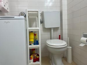 Un baño pequeño con inodoro y artículos de limpieza. en Xellena apartment, en Kallithea Halkidikis 20 fotos más