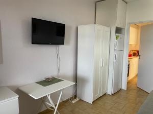 cocina con nevera blanca y mesa blanca en Xellena apartment, en Kallithea Halkidikis