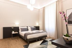 Posteľ alebo postele v izbe v ubytovaní Foresteria di Piazza Cavour - Luxury Suites & Guest House