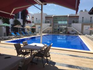 The swimming pool at or close to Paradise Apart Hotel