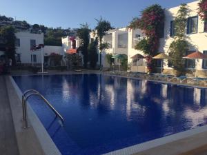 The swimming pool at or close to Paradise Apart Hotel
