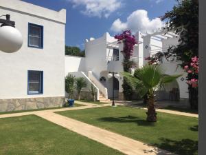 A garden outside Paradise Apart Hotel