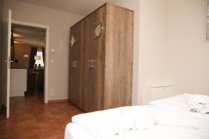 Ein Bett oder Betten in einem Zimmer der Unterkunft Ferienwohnung Nienhagen in Strandnähe - 4 DTV-Sterne