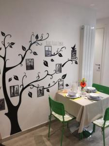 a family tree wall sticker in a dining room at B&B Casa Lilli in Foligno