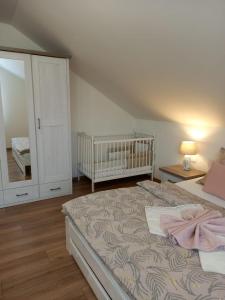 Posteľ alebo postele v izbe v ubytovaní Apartmán pod Sivým vrchom