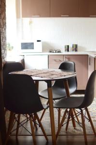 - une table et quatre chaises dans la cuisine dans l'établissement Apartment near Megacenter, à Tchernihiv