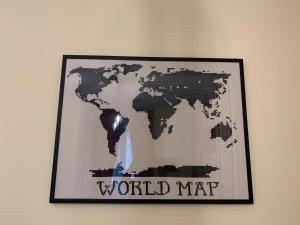 ein Bild einer Weltkarte an einer Wand in der Unterkunft Alloggio Turistico Eco Home in Potenza