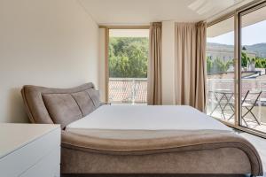 Ένα ή περισσότερα κρεβάτια σε δωμάτιο στο Appartamento 5 stelle Barcola - 50 meters from the sea