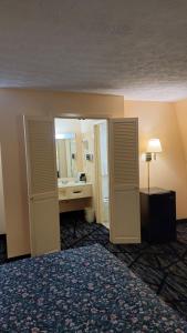 Postel nebo postele na pokoji v ubytování Guest Keeper Inn