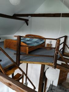 a couple of bunk beds in a room at Siedlisko Waliszówka in Bystrzyca Kłodzka