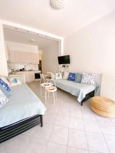 uma sala de estar com um sofá e uma mesa em A wonderful apartment in front of the sea! em Perea