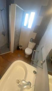 a bathroom with a tub and a toilet and a sink at Apto boca cangrejo Netflix,parking,aire acondicionado y rent car in Santa Cruz de Tenerife