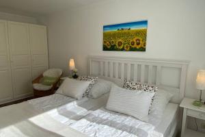 Galeriebild der Unterkunft Fehmarn Ot Burg 2 Zi Bungalow Gartenmöbel WLAN in Fehmarn