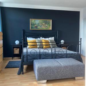 a bedroom with a black bed with yellow pillows at Altes Stadtgut am Bauhaus Museum in Weimar