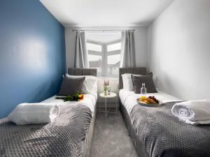 En eller flere senge i et værelse på Spacious Contractor Flat for Large groups - Private Parking by Tailored Apartments