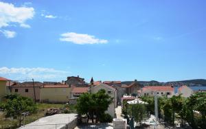 vistas a la ciudad desde el techo de un edificio en Villa Marta's - Marta I, en Trogir