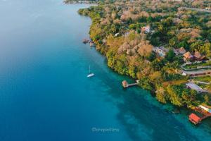 una vista aérea de un río con un barco en el agua en BOA BOA Bacalar, en Bacalar