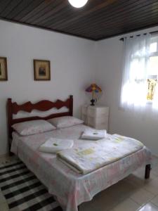 A bed or beds in a room at Chalé da Paz