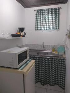 A kitchen or kitchenette at Chalé da Paz
