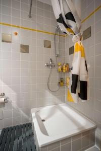 a bathroom with a bath tub and a shower curtain at Große Louise in der Neustadt für Familien & Kinder in Dresden