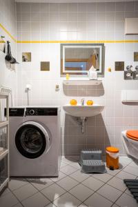 uma casa de banho com uma máquina de lavar roupa e um lavatório em Große Louise in der Neustadt für Familien & Kinder em Dresden