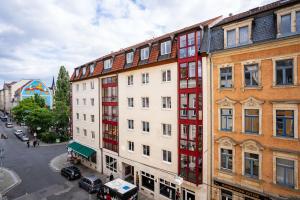 une vue sur une rue de la ville avec des bâtiments dans l'établissement Große Louise in der Neustadt für Familien & Kinder, à Dresde