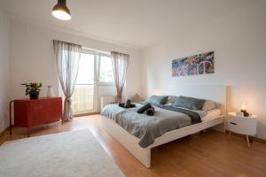 Un dormitorio con una cama con dos gatos. en Große Louise in der Neustadt für Familien & Kinder en Dresden