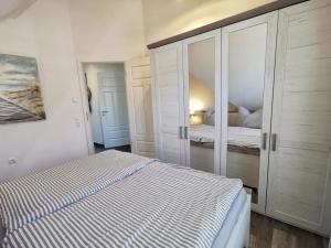 Postel nebo postele na pokoji v ubytování Ferienwohnung Langeneß