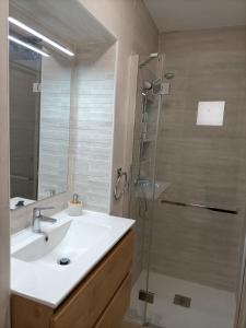 a bathroom with a sink and a shower at Casa Redondo in Rodalquilar