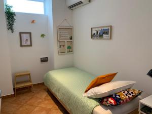 een kamer met een bed met kussens en een raam bij Home Sweet Home VRSA in Vila Real de Santo António