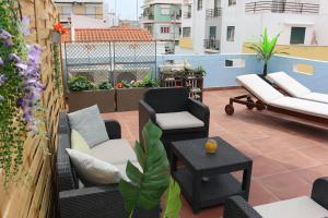 een terras met twee stoelen en een tafel op een balkon bij Home Sweet Home VRSA in Vila Real de Santo António