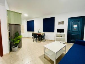 sala de estar con mesa y puerta azul en Casa Josefa 1, en Caleta de Sebo