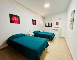 a bedroom with two beds and a sink in it at Casa Josefa 1 in Caleta de Sebo