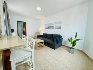 sala de estar con sofá azul y mesa en Casa Josefa 2 en Caleta de Sebo