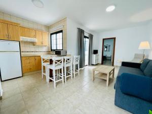 cocina y sala de estar con sofá y mesa en Casa Josefa 2 en Caleta de Sebo