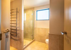 Un baño con inodoro y ducha de cristal. en 13 St James Avenue, en Hanmer Springs 23 fotos más