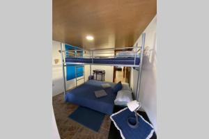 Poschodová posteľ alebo postele v izbe v ubytovaní Bogueira House