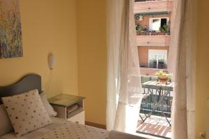 a bedroom with a bed and a window with a balcony at Río duero 2 in Zamora