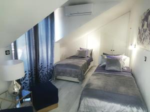 Łóżko lub łóżka w pokoju w obiekcie Vacation Home Vidučić