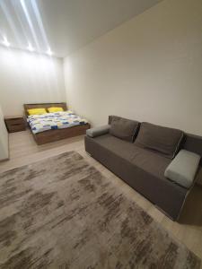 sala de estar con sofá y cama en Квартира в новобудові en Luts'k