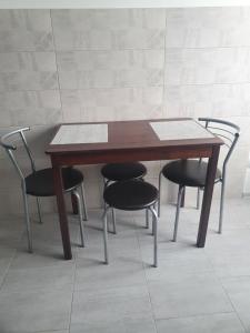 una mesa de madera con 2 sillas alrededor en Квартира в новобудові, en Lutsk