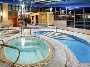 Bazén v ubytování Mercure Chester Abbots Well Hotel nebo v jeho okolí