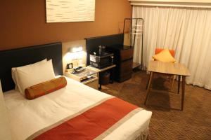 
A bed or beds in a room at Hotel Sardonyx Tokyo
